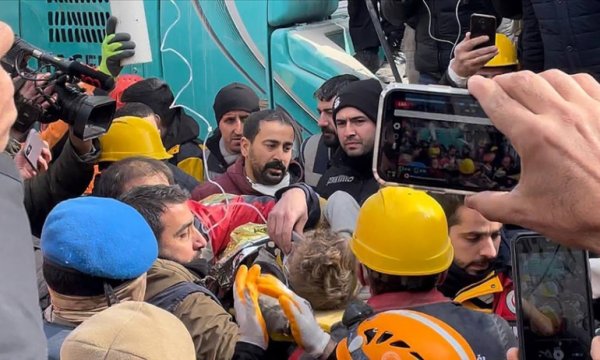 Diyarbakır'da yıkılan binanın enkazından 81 saat sonra bir çocuk kurtarıldı