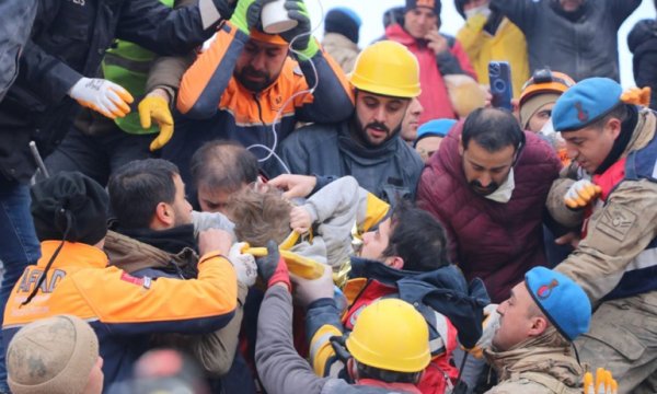 Enkazlarda çalışma ve bekleyiş sürüyor: 153. saat ve öncesindeki kurtuluşlar