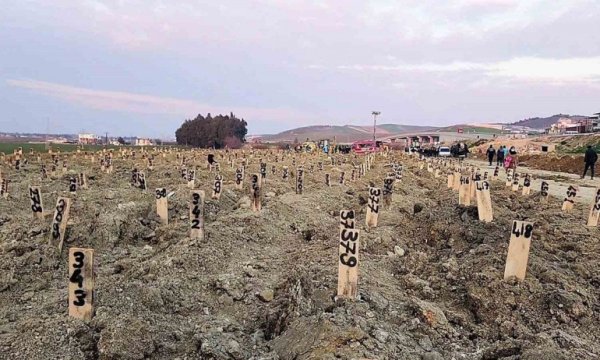 Hatay'da kahreden görüntü! Deprem mezarlığında numaralı defin