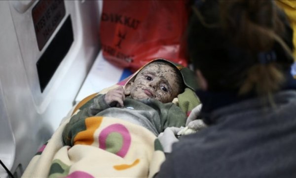 Hatay'da minik bebek ve ağabeyi 105'inci saatte kurtarıldı