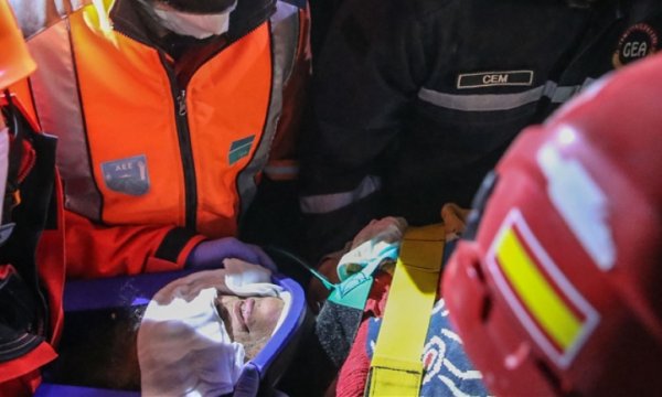İskenderun'da depremin 162. saatinde bir kadın enkazdan sağ çıkarıldı
