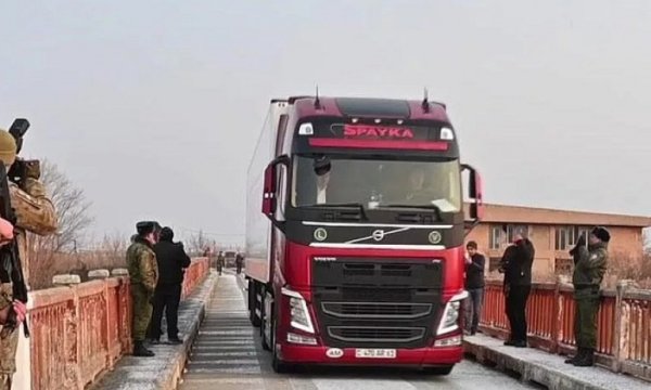 Türkiye-Ermenistan sınırı 35 yıl sonra depremzedeler için açıldı