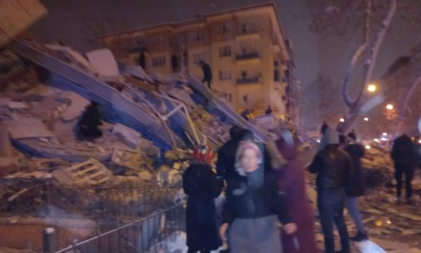 Türkiye'yi sallayan 7.4'lük deprem çevre ülkeleri de etkiledi:Suriye'de 100 ölü