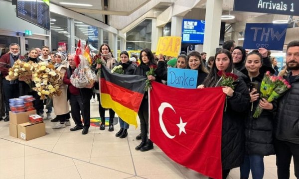 Almanya'ya dönen arama kurtarma ekibi çiçeklerle karşılandı