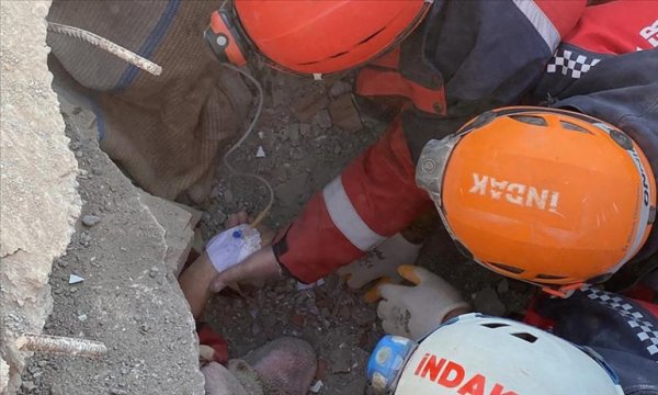 Felaketin 10. gününde 222 saat sonra 42 yaşındaki kadın enkaz altından kurtarıldı
