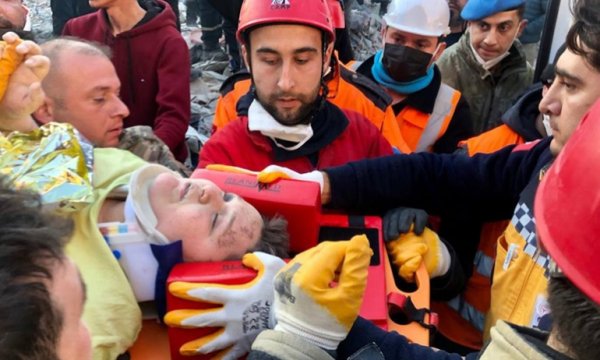 Hatay'da depremin 182'nci saatinde 12 yaşında bir çocuk enkazdan kurtarıldı