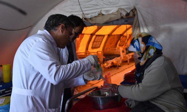 İran, Adıyaman'da kurduğu sahra hastanesinde depremzedelere hizmet vermeye başladı