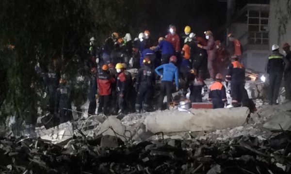 Maraş'ta 198'inci saatte enkazdan iki kişi sağ çıkarıldı