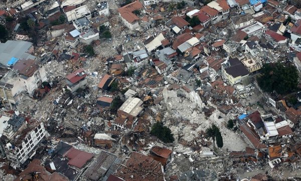 Hatay'da depremin yol açtığı yıkım havadan görüntülendi