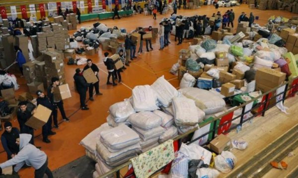 Emniyet müdürünün evinde depremzedelere yardım malzemeleri çıktı