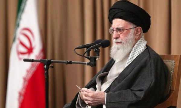 Ayetullah Hamenei: İlkelerimizden bir santim bile geri adım atmayacağız