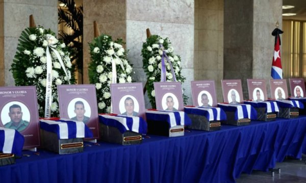 ABD'nin öldürdüğü 32 Kübalı askerin cenazesi Havana'ya getirildi