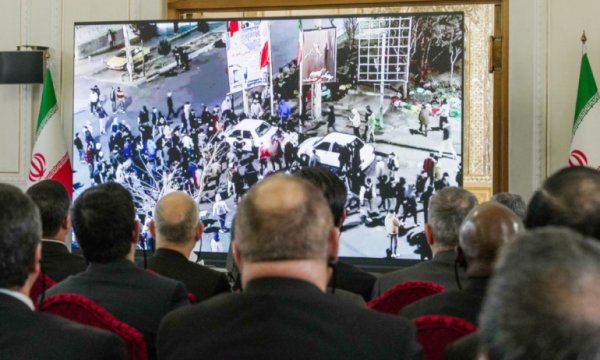 Elçilere silah dağıtma görüntülerini izletti