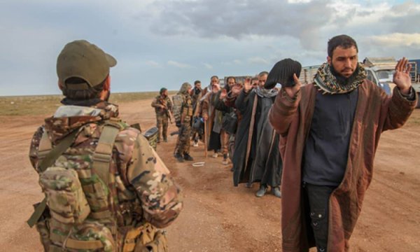 Suriye'den Irak'a transfer edilen IŞİD teröristleri arasında düzinelerce Avrupalı ​​da bulunuyor
