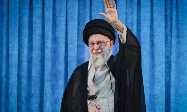 Ayetullah Hamenei: ABD ordusu yerinden kalkamayacak kadar sert bir tokat yiyebilir