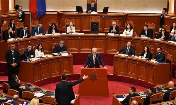 Arnavutluk'tan İran kararı: "Terörü destekleyen devlet" olarak ilan eden karar onaylandı