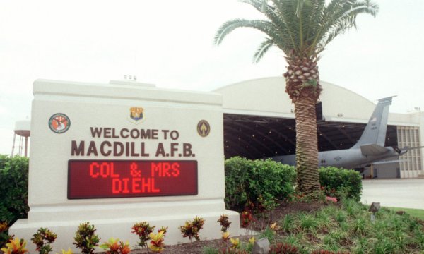 Florida’da hava üssü giriş çıkışlara kapatıldı