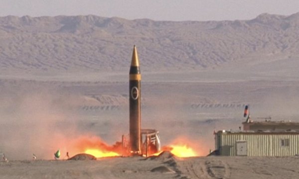İran, 4 bin km uzaktaki üssü 2 balistik füzeyle vurdu
