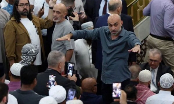 İsrail'i destekleyen Avustralya Başbakanı ziyaret ettiği camide protesto edildi