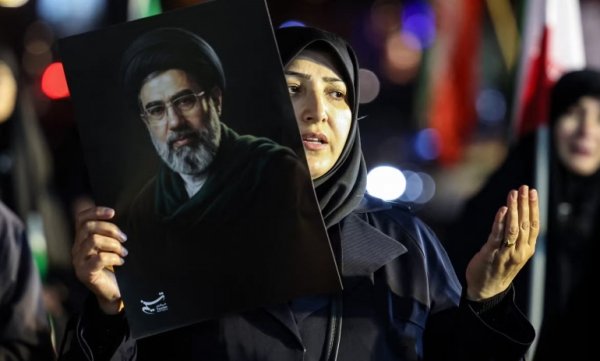 Ayetullah Mucteba Hamenei'den Amiral Tengsiri için taziye mesajı