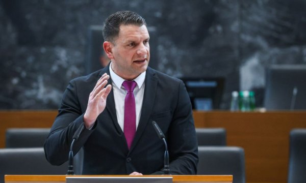 Slovenya NATO'dan çekilmek için referanduma hazırlanıyor 