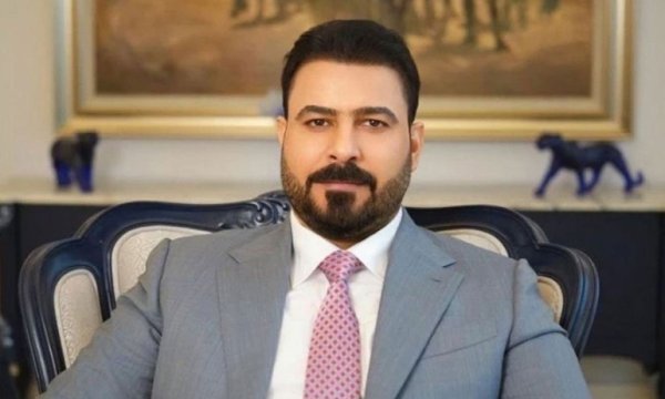 El-Zeydi koltuğa otururken dosyalar kabarık
