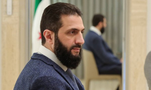 Netanyahu’ya yakın gazeteci: Tam güvenmesek de eş-Şara, Hizbullah’a karşı istediğimizi veriyor