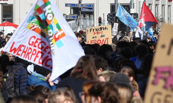 Almanya’da zorunlu askerliğe karşı okul grevi başlıyor