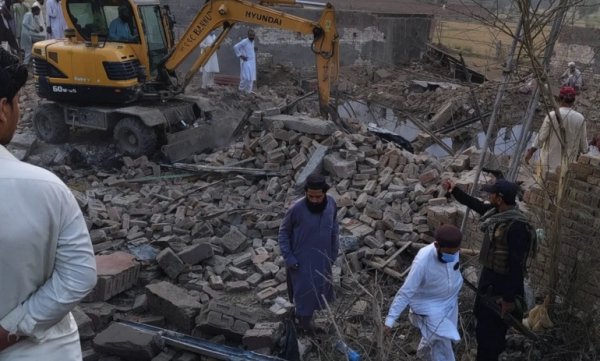 Pakistan’da güvenlik yerleşkesine bombalı saldırı