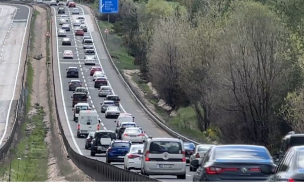 Dönüş çilesi başladı: Kilometrelerce araç kuyruğu