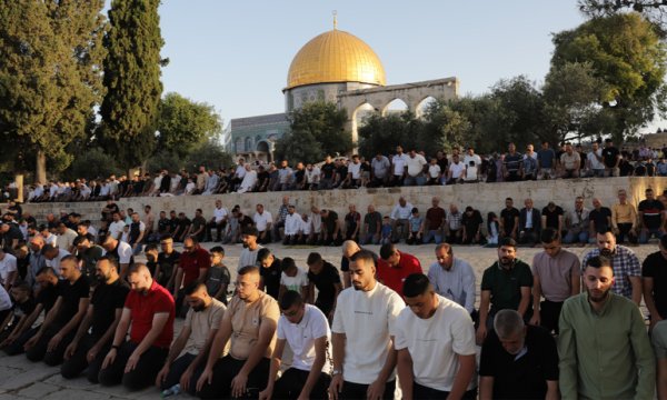 İsrail kısıtlamalarına rağmen 140 bin Filistinli Aksa'da namaz kıldı