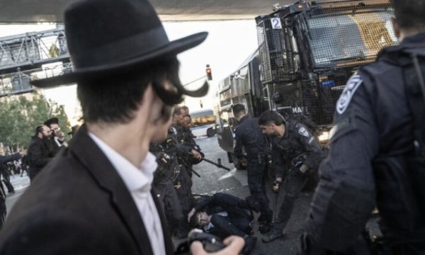 Siyonist İsrail polisleri, Haredi Yahudilere saldırdı 