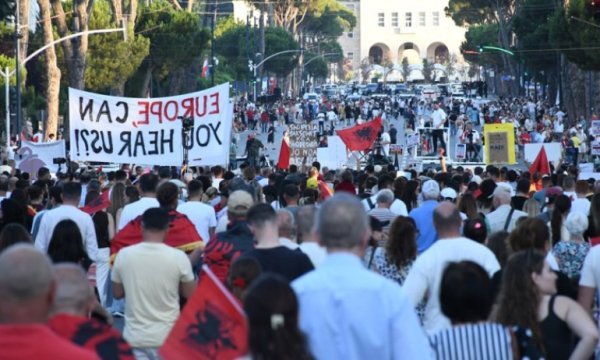 Arnavutluk'taki gösteriler 18. gününde devam ediyor 