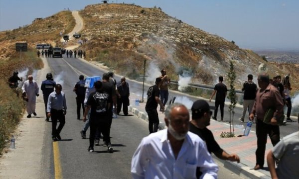 İşgal güçleri, Batı Şeria'da yasa dışı yerleşimleri protesto eden Filistinlilere saldırdı 