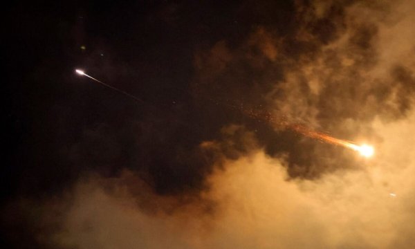 İran Bahreyn ve Kuveyt'te ABD üsleri vurdu