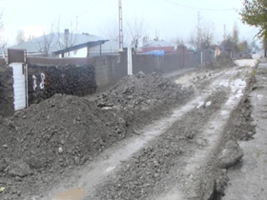 Diyarbakır'daki Bozuk Yollar Halkı Bezdirdi