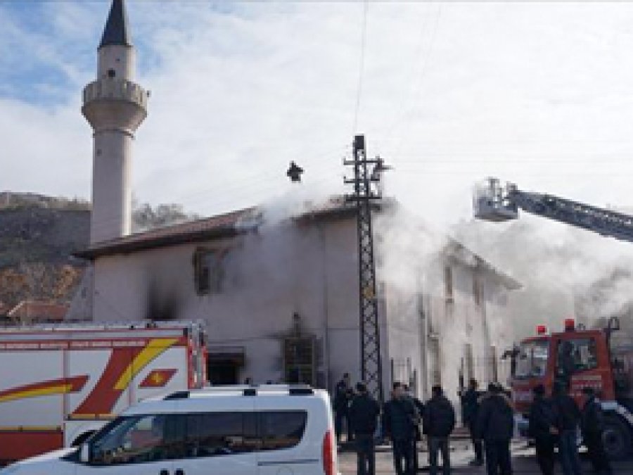 Tarihi Tabakhane Camii'nde Yangın