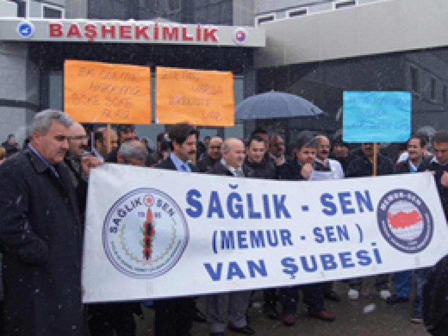 Sağlık Sen YYÜ'de Kar Altında Eylem Yaptı