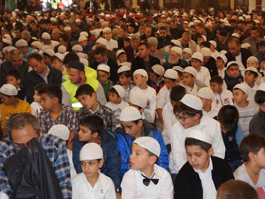 Binlerce Çocuk Namaza Başladı