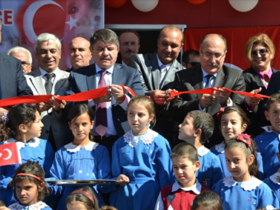 Köylüler Kendi Okullarını Yaptı
