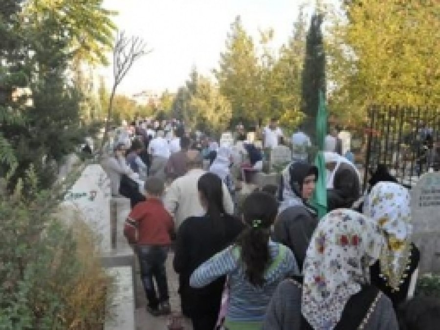 Arefe Gününde Mezarlıklara Ziyaretçi Akını