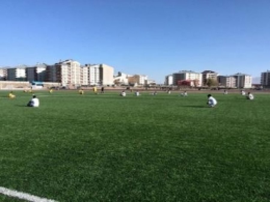 Futbol Maçında Oturarak Eylem Yaptılar