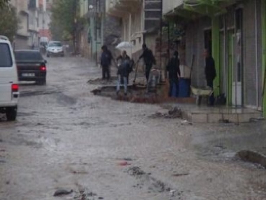 Sağanak Yağış Hayatı Olumsuz Etkiledi 