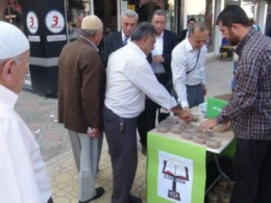 İskenderun'da Aşure Dağıtımına Yoğun İlgi 