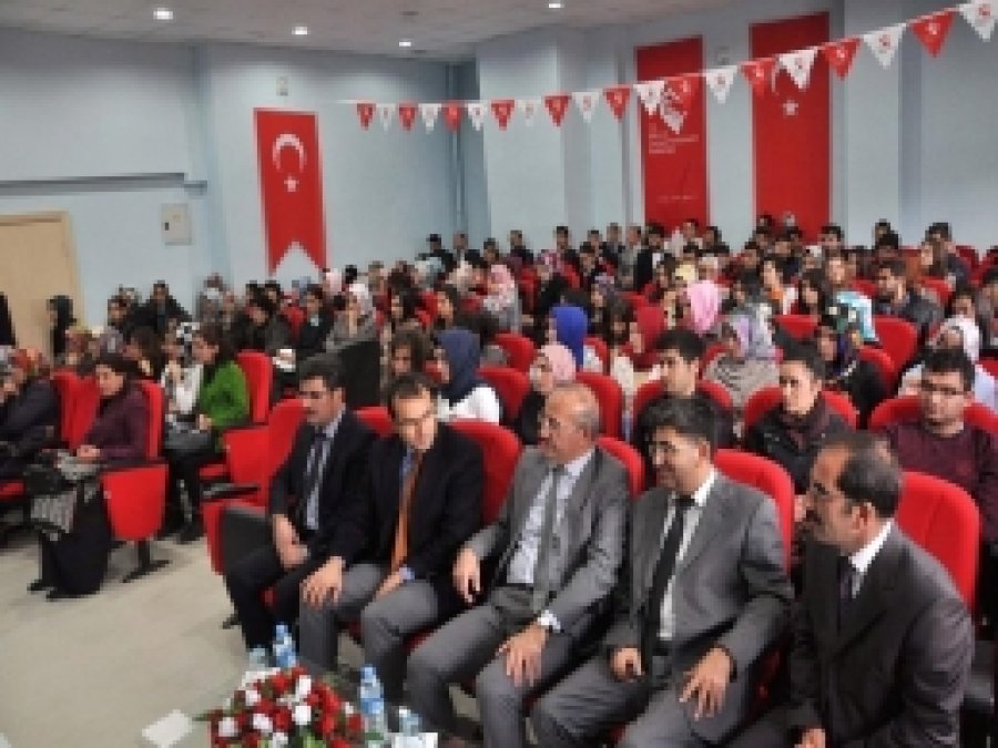 Gençlere 'Evlilikte Mutluluğun Sırrı' Semineri