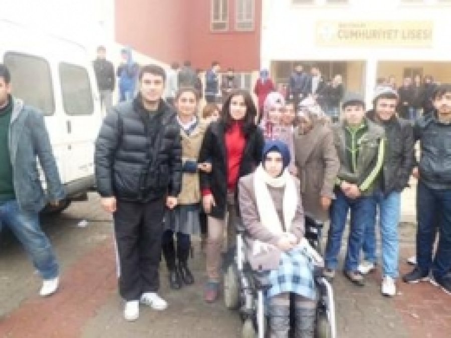 Özürlü Öğrenci Tekerlekli Sandalyeye Kavuştu