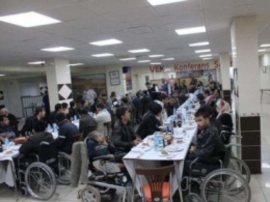 Bismil Kaymakamı Engellilerle Yemekte Buluştu