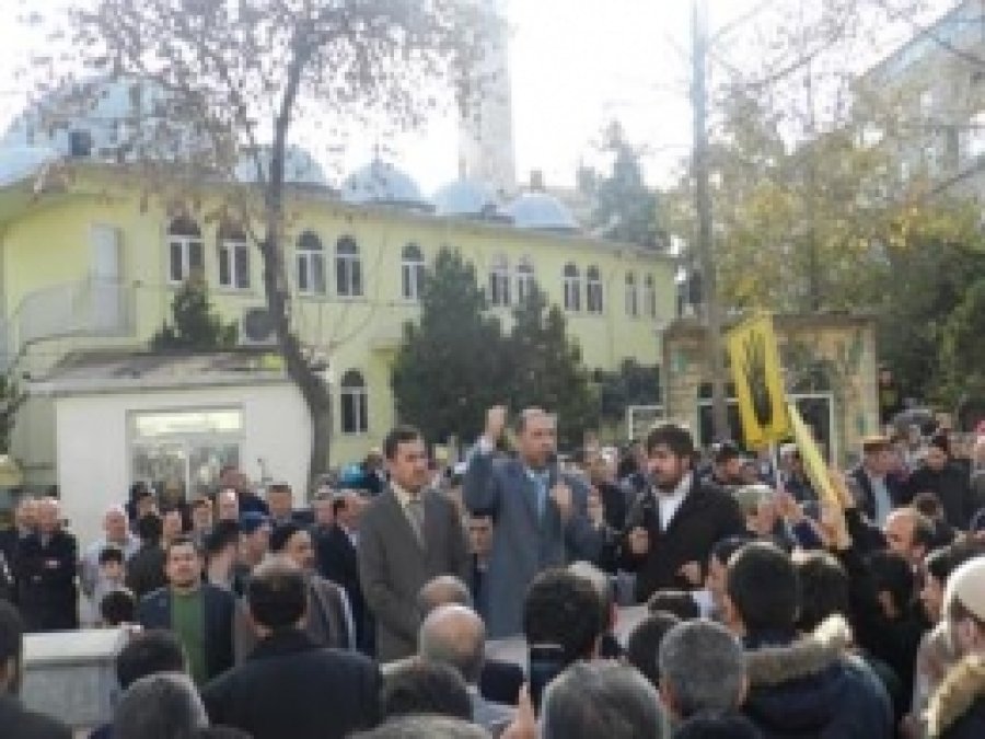 Müslümanlar, Kardeşleri İçin Sultanbeyli'de Toplandı  