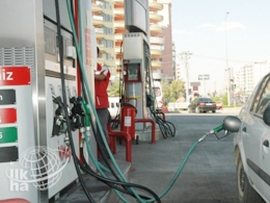 Benzine Bir Zam Daha 