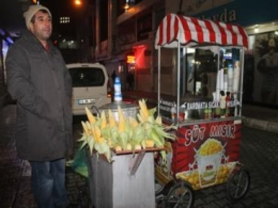 Kışın Soğuğunda Sıcak Mısır Keyfi